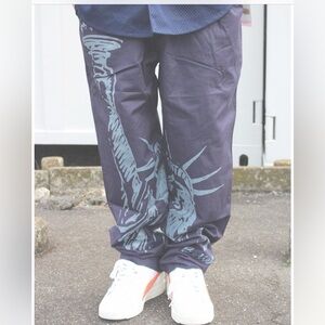 Belief Men’s Statue of Liberty cotton pants. Small